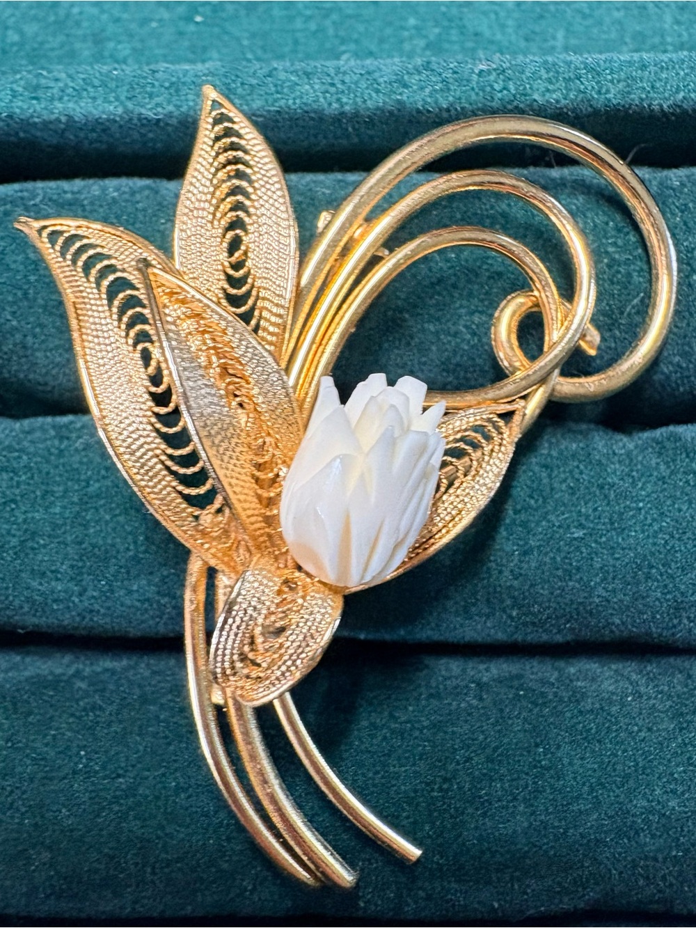 Vtg Mid Century Gold Tone Floral Brooch with White Flower Accent
